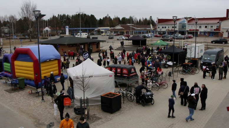 Haukiputaan kylä heräsi eloon, kun torstaina torialue täyttyi vappukansasta.