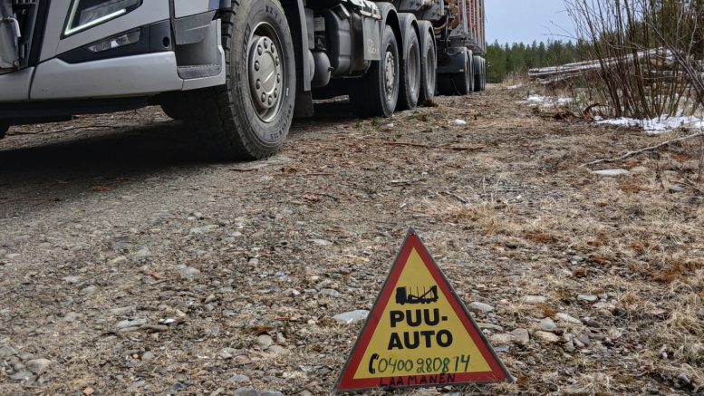 Käynnissä olevasta puunajosta tiedotetaan varoituskolmiolla. Kolmio sijaitsee useimmiten tien alkupäässä, mutta auto voi sijaita tiellä jopa useamman kilometrin päässä. Kuva: Timo Laamanen