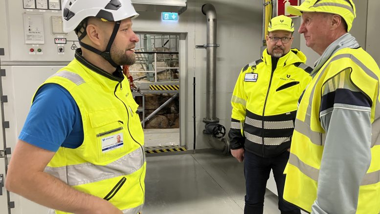 PVO-Vesivoiman käyttö- ja kehityspäällikkö Antti-Pekka Sipola, toimitusjohtaja Jani Pulli ja aikoinaan Iijoen vesivoimalaitoksilla työskennellyt Esko Mäkitalo kertoivat avoimien ovien päivänä Pahkakosken voimalaitoksen toiminnasta ja historiasta. Kuvat: Tuija Järvelä-Uusitalo