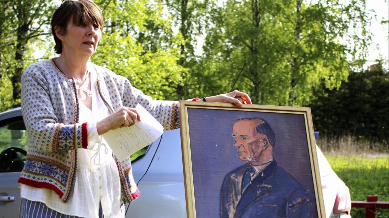 Kulttuurikoti Salmelan uusien äänitaulujen aiheina ovat tauluihin liittyvät tarinat. Annamari Salmi-Vilhusella on edessään isänsä maalaama työ, joka esittää tämän appea Yrjö Vuorjokea. Äänitaiteilija Jussi Alaraasakan tallentamalla äänitteellä kerrotaan sekä tauluun liittyviä teknisiä tietoja että lisätietoja Vuorjoen elämästä. Kuva: Ritva Piri