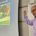 Tapio Metsikkö kertoi Runtin tilan rakennusten ja pirtin leivinuunin kunnostamisesta.