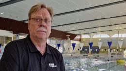 Haukiputaan Heiton uintijaoston puheenjohtaja Hannu Saikanmäki on huomannut lasten uimataidon heikentyneen viime vuosien aikana ja hän muistuttaa kaikkia kansalaistaidon tärkeydestä. Kuva: Anu Kauppila