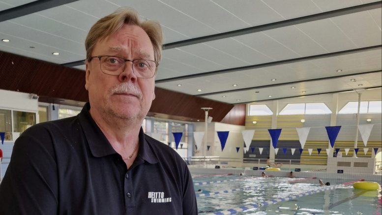 Haukiputaan Heiton uintijaoston puheenjohtaja Hannu Saikanmäki on huomannut lasten uimataidon heikentyneen viime vuosien aikana ja hän muistuttaa kaikkia kansalaistaidon tärkeydestä. Kuva: Anu Kauppila