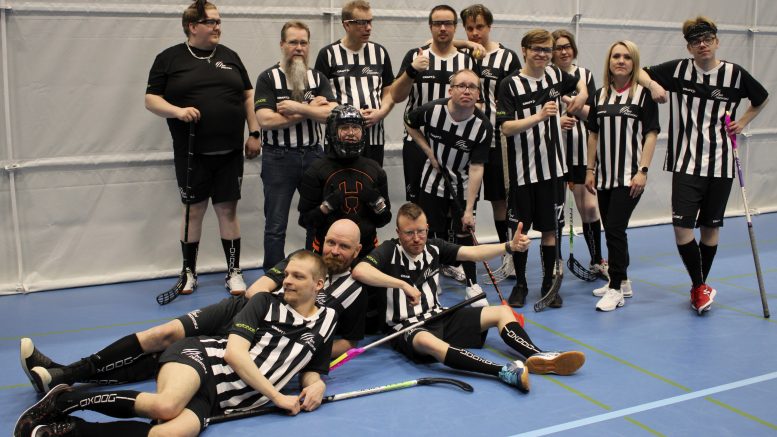 Iiläisjoukkue oli tyytyväinen kolmanteen sijaansa turnauksessa, ja he antoivatkin vuolaat kiitokset sekä toimintakeskuksen Minna Hiltuselle (toinen oikealta) että valmentajalleen Arto Murtovaaralle (toinen vasemmalta). Kuvat: Ritva ja Ismo Piri