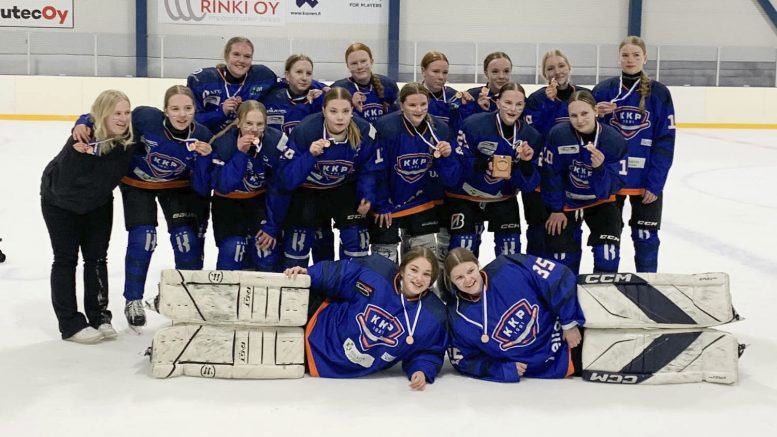 KKP:n vuoden joukkueessa pelaavat Erika Vitikka, Elli Huotari, Seela Vuoti, Siiri Tolonen, Veera Virkkunen, Lotta Sulkakoski, Kiira Korpela, Daria Molchun, Kerttu Keränen, Nea Ronkainen, My Kangas, Anna Aikio, Roosa Muikku, Jasmiina Mustonen ja Katri Parkkinen. Joukkueen vastuuvalmentaja on Mika Ronkainen, valmentajat Janne Aikio ja Heidi Hallikainen, joukkueenjohtaja Otto Simola, huoltajat Hannu Kurttila, Niina Ronkainen ja Jani Vitikka sekä maalivahtivalmentaja Aino Mäenpää. Kuva KKP.