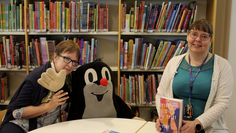 Kaarina Torro ja Eeva Mäkinen kannustavat jokaista lukemaan.