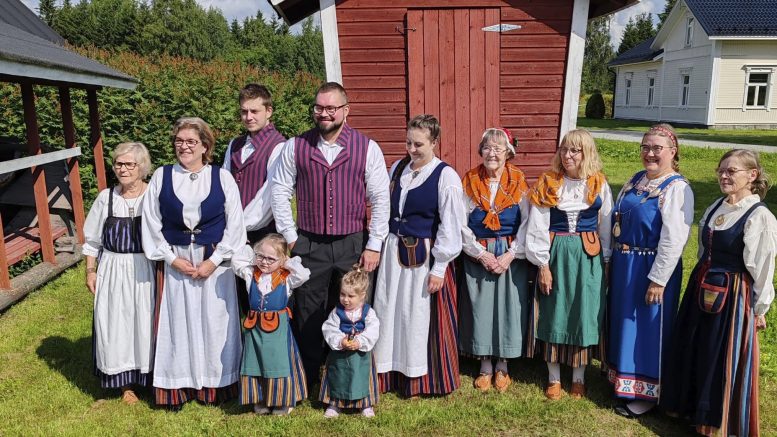 Kansallispukujen tuuletuspäivä Kuivaiemen kotiseutumuseolla elokuussa 2024. Arkistokuva: Kauko Vakkala.