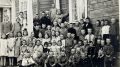 Keiskan koulun ensimmäisiä oppilaita yhteiskuvassa kevätjuhlassa vuonna 1932. Portailla vasemmalla Keiskan koulun ensimmäiset opettajat Ensio Ängeslevä ja Jenni Sipola. Vierellä oppilaita; Helvi Puuperä, Eila Ervasti, Antti Timonen, Esko Ervasti, Toivo Finnberg sekä mm. Niilo Pukki, Heikki Haapaniemi, ?, Eero Niskanen, Aleksi Puuperä, Alvari Kauppila, Heikki Soronen, ?, Eero Niskanen, Akseli Puuperä, Alvari Kauppila, Heikki Soronen, ? Timonen, Olavi Åström, Erkki Kauppila, Uolevi Finnberg, Kalervo Isoniemi, Erkki Kropsu, Heikki Raappana, Pentti Huikuri, Alpo Huikuri, Arvo Soronen, Mauno Kropsu, ?, Olli Huttu, Reino Raappana. Tyttöjä: Tyyne Niva, Eeva Vähärautio, Kerttu Autio, Elsi Saanio, Anni Autio, Eeva Rautio, Pauliina Toikkanen, Martta Meriläinen, Martta Soronen, Alli Finnberg, Hilkka Huikuri, Aino Kauppila, Senja Pukki, Eeva Toikkainen, Irma Niskanen. Istumassa alarivissä vasemmalta: Eino Ervasti, Erkki Ervasti ja mm. Mauno Huttu, ? Nalkki ja Niilo Puuperä. Kuva on Liisa Ervasti-Julkun arkistosta.