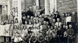 Keiskan koulun ensimmäisiä oppilaita yhteiskuvassa kevätjuhlassa vuonna 1932. Portailla vasemmalla Keiskan koulun ensimmäiset opettajat Ensio Ängeslevä ja Jenni Sipola. Vierellä oppilaita; Helvi Puuperä, Eila Ervasti, Antti Timonen, Esko Ervasti, Toivo Finnberg sekä mm. Niilo Pukki, Heikki Haapaniemi, ?, Eero Niskanen, Aleksi Puuperä, Alvari Kauppila, Heikki Soronen, ?, Eero Niskanen, Akseli Puuperä, Alvari Kauppila, Heikki Soronen, ? Timonen, Olavi Åström, Erkki Kauppila, Uolevi Finnberg, Kalervo Isoniemi, Erkki Kropsu, Heikki Raappana, Pentti Huikuri, Alpo Huikuri, Arvo Soronen, Mauno Kropsu, ?, Olli Huttu, Reino Raappana. Tyttöjä: Tyyne Niva, Eeva Vähärautio, Kerttu Autio, Elsi Saanio, Anni Autio, Eeva Rautio, Pauliina Toikkanen, Martta Meriläinen, Martta Soronen, Alli Finnberg, Hilkka Huikuri, Aino Kauppila, Senja Pukki, Eeva Toikkainen, Irma Niskanen. Istumassa alarivissä vasemmalta: Eino Ervasti, Erkki Ervasti ja mm. Mauno Huttu, ? Nalkki ja Niilo Puuperä. Kuva on Liisa Ervasti-Julkun arkistosta.