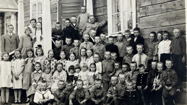 Keiskan koulun ensimmäisiä oppilaita yhteiskuvassa kevätjuhlassa vuonna 1932. Portailla vasemmalla Keiskan koulun ensimmäiset opettajat Ensio Ängeslevä ja Jenni Sipola. Vierellä oppilaita; Helvi Puuperä, Eila Ervasti, Antti Timonen, Esko Ervasti, Toivo Finnberg sekä mm. Niilo Pukki, Heikki Haapaniemi, ?, Eero Niskanen, Aleksi Puuperä, Alvari Kauppila, Heikki Soronen, ?, Eero Niskanen, Akseli Puuperä, Alvari Kauppila, Heikki Soronen, ? Timonen, Olavi Åström, Erkki Kauppila, Uolevi Finnberg, Kalervo Isoniemi, Erkki Kropsu, Heikki Raappana, Pentti Huikuri, Alpo Huikuri, Arvo Soronen, Mauno Kropsu, ?, Olli Huttu, Reino Raappana. Tyttöjä: Tyyne Niva, Eeva Vähärautio, Kerttu Autio, Elsi Saanio, Anni Autio, Eeva Rautio, Pauliina Toikkanen, Martta Meriläinen, Martta Soronen, Alli Finnberg, Hilkka Huikuri, Aino Kauppila, Senja Pukki, Eeva Toikkainen, Irma Niskanen. Istumassa alarivissä vasemmalta: Eino Ervasti, Erkki Ervasti ja mm. Mauno Huttu, ? Nalkki ja Niilo Puuperä. Kuva on Liisa Ervasti-Julkun arkistosta.