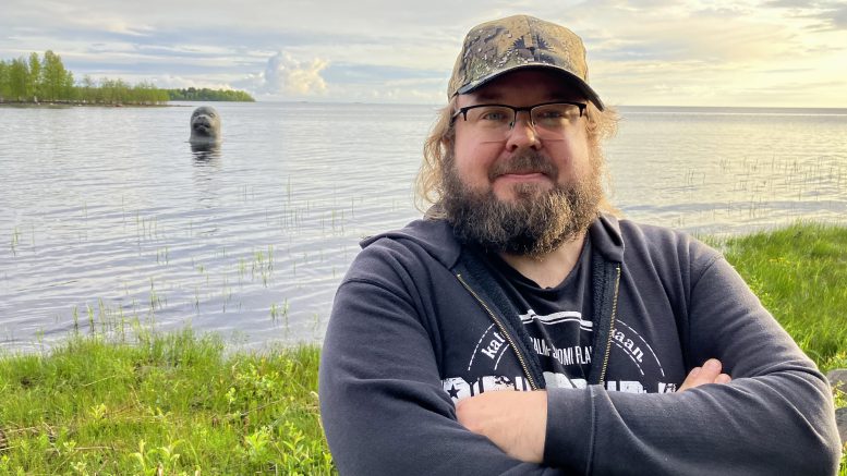 Aki Kuivala nautti musiikista ja kävi ihailemassa myös Martinniemeen rantautunutta norpan päätä.Kuvat: Auli Haapala