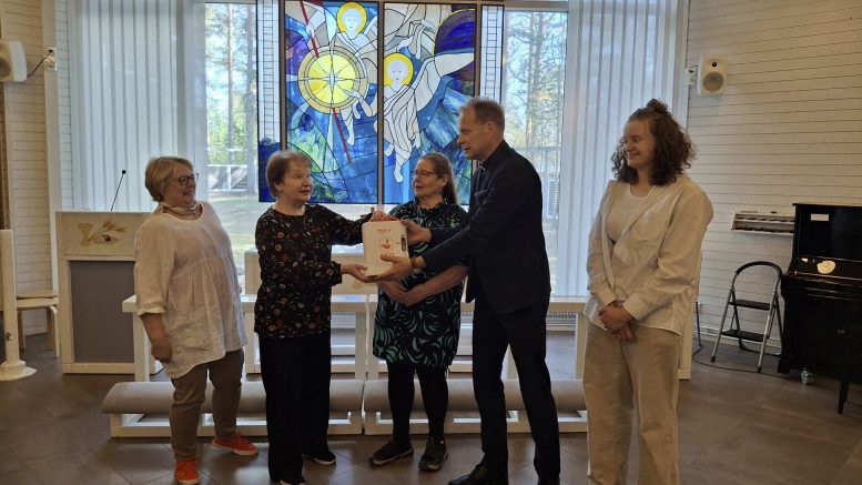 LC Jäälin Suvi Hanhisuvanto ja Anne Pikkuhookana ajonsivat sydäniskurin Kiimingin seurakunnan Jaana Kontiolle, Pauli Niemelälle ja Anastasia Siipolalle.