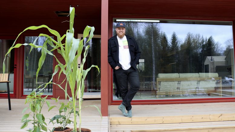 Asuntomessutalon rakentaminen oli monivaiheinen projekti, jossa jokaisesta asiasta oli neuvoteltava yhteistyökumppaneiden kanssa. Lopputulokseen Honka Kömmelin isäntä Lassi Leppänen on kuitenkin tyytyväinen.