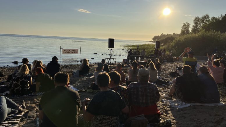 Rannaton horisontti, musiikki ja kyläyhdistyksen savumaivat ovat Maakisen Martinniemen tavaramerkki. Arkistokuva: Auli Haapala