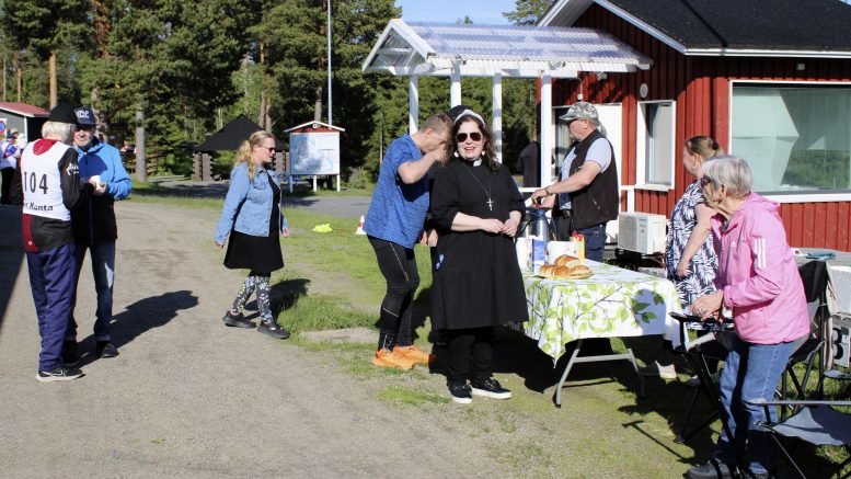 Ulla Mitrunen lunasti viime syksynä antamansa lupauksen tarjota Illinjuoksuissa pullakahvit niin juoksijoille kuin katsojille. Moni juoksija jätti kahvittelun tapahtuvaksi vasta suorituksen jälkeen, ettei kahvinjuonti hidastaisi menoa.