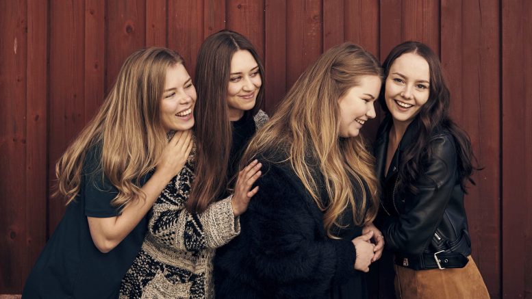 Lauluyhtye Neliä esiintyy Kesäillan sävelhartaudessa Haukiputaan kirkossa torstaina 26. kesäkuuta. Kuva: Tuukka Nygård.