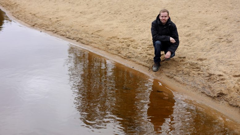 Perttu Hintsala on tutkinut, että Oijärvi soveltuu hyvin pitkän matkan uimiseen. Hän aikoo uida sen päästä päähän heinäkuussa. Kuva: Tuija Järvelä-Uusitalo