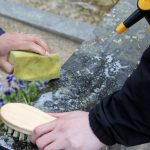 Puhdistuksessa käytetään muun muassa mäntysuopaa, vettä ja erilaisia harjoja.