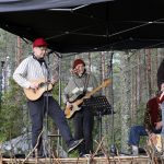 Jukka Takalo ja bändi virittäytyvät esittämään Martinniemi-biisin.