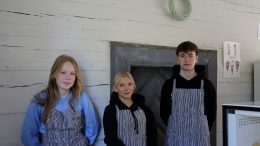 Kahvilassa työskentelevät Elsa Pöyhtäri, Neea Karppinen ja Johannes Satalahti.