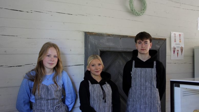 Kahvilassa työskentelevät Elsa Pöyhtäri, Neea Karppinen ja Johannes Satalahti.