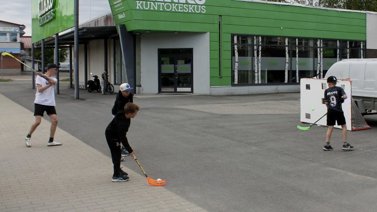 Nuoret pääsivät testaamaan laukauksiaan tarkkuuslaukauspisteellä. Kuva: Joni Nalli