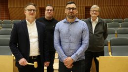 Iin kunnanvaltuuston puheenjohtajana jatkaa keskustan Johannes Tuomela (vasemmalla), ensimmäinen varapuheenjohtaja on keskustan Jari-Jukka Jokela, toinen varapuheenjohtaja kokoomuksen Jussi Kurttila ja kolmas varapuheenjohtaja vasemmiston Teijo Liedes. Kuvat: Tuija Järvelä-Uusitalo