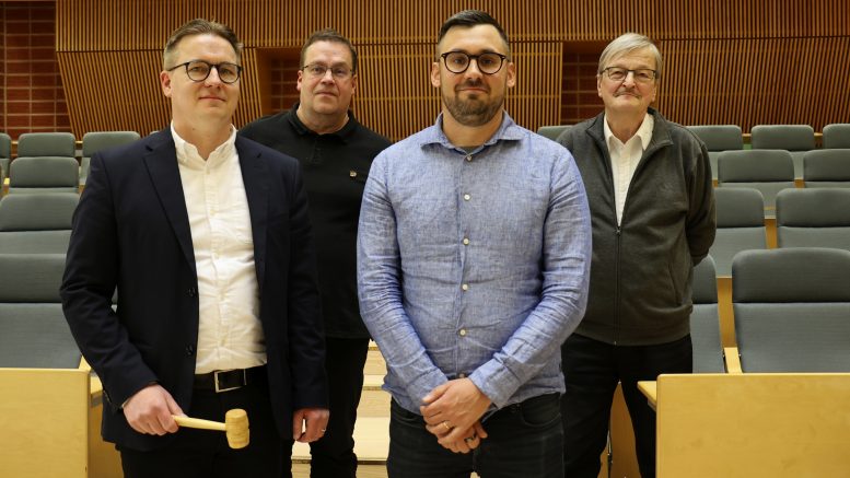 Iin kunnanvaltuuston puheenjohtajana jatkaa keskustan Johannes Tuomela (vasemmalla), ensimmäinen varapuheenjohtaja on keskustan Jari-Jukka Jokela, toinen varapuheenjohtaja kokoomuksen Jussi Kurttila ja kolmas varapuheenjohtaja vasemmiston Teijo Liedes. Kuvat: Tuija Järvelä-Uusitalo