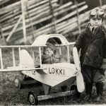 Veikko ja Reino Enckell lapsuudenkuvassa. Halosenniemeläinen musiikkimies Veikko Enckell muistetaan lukuisista sanoituksistaan, muun muassa kappaleesta Rakasta kärsi ja unhoita.