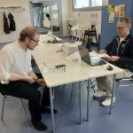 Iin kunnan hyvinvointijohtaja Janne Puolitaival osallistui myös hyvinvointipilottiin ja seurasi tarkkaan mittausten tuloksia. Kuvat: Taru Laukka.