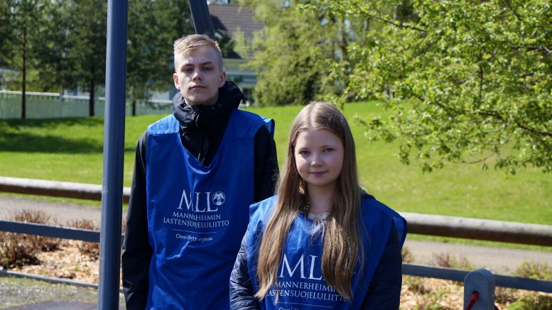 Sami Nikula ja Helmiina Heikkala kertovat ohjaajan työn olevan mukavaa. Kuvat: Aada Alapuranen