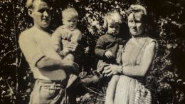 Olavi ja Elsa nuorina. Kuvassa heillä sylissään kaksi vanhinta lasta Mirja ja Reino. Nyt heidän jälkeläisensä ovat hankkineet suvulle oman vaakunan kunnianosoituksena Elsalle ja Olaville, jotka rakensivat kotinsa Siuruanjoen rannalle ja loivat perustan perheen yhteiselle elämälle. Kuva: Kalevan suvun perhealbumi