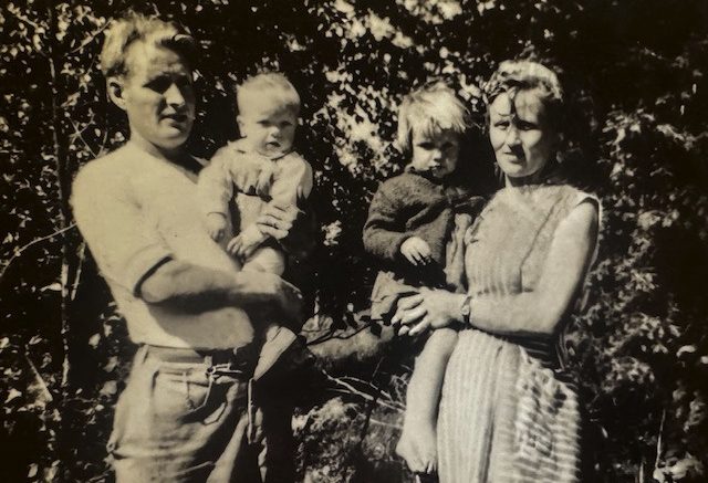 Olavi ja Elsa nuorina. Kuvassa heillä sylissään kaksi vanhinta lasta Mirja ja Reino. Nyt heidän jälkeläisensä ovat hankkineet suvulle oman vaakunan kunnianosoituksena Elsalle ja Olaville, jotka rakensivat kotinsa Siuruanjoen rannalle ja loivat perustan perheen yhteiselle elämälle. Kuva: Kalevan suvun perhealbumi