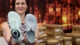 Fysioterapeutti ja kenkäkauppias Jenni Rautio kertoo, että monet kengänvalmistajat ovat alkaneet valmistaa kenkiä, joissa on paljasjalkakenkien tapaan leveämpi lesti.