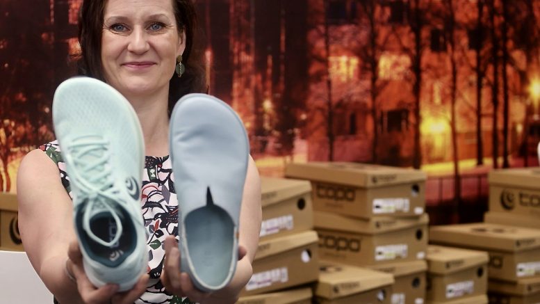 Fysioterapeutti ja kenkäkauppias Jenni Rautio kertoo, että monet kengänvalmistajat ovat alkaneet valmistaa kenkiä, joissa on paljasjalkakenkien tapaan leveämpi lesti.