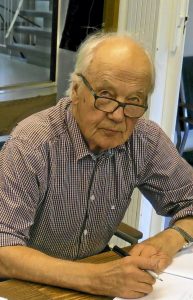 Martti Asunmaa (oik.) ja Teemu Kytövuori ovat kirjoittaneet kirjan Haukiputaan Sähköosuuskunnan 100- vuotiaasta historiasta. Osuuskunta juhli vuosiaan perjantaina 14.9. kaikille avoimin ovin.