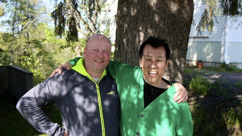 Suuri tervatynnyri on Kari Korpelan tekemä, ja päälle sijoitetaan Takahiro Iwasakin lumihiutale. Kuvat: Aada Alapuranen