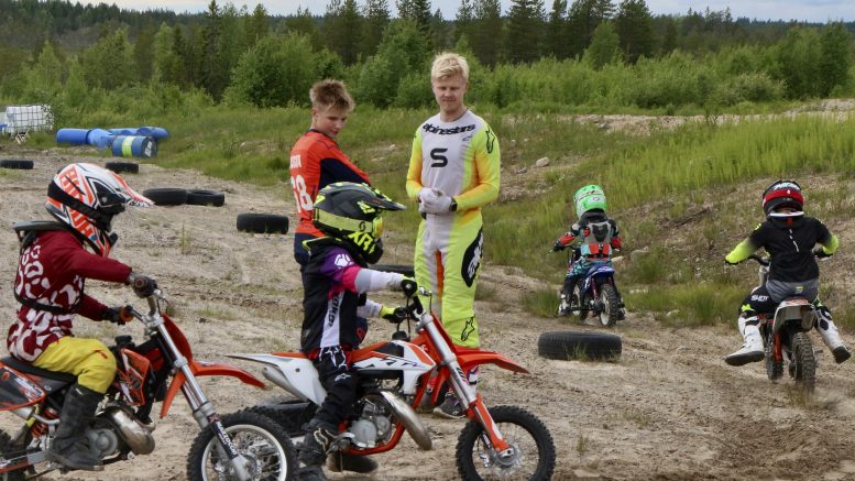 Crossikoulussa harjoiteltiin ennen kolmen viikon taukoa mutkassa ja urassa ajoa.