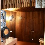 Honka Kömmelin erikoisuus on korkea sauna, jossa pesutilat ovat lauteiden alla.