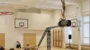 Hurjan näköinen rakennelma mahtui juuri ja juuri Martinniemen koulun saliin, jonka katsomo täyttyi äärimmilleen. Kuvat: Anu Kauppila.