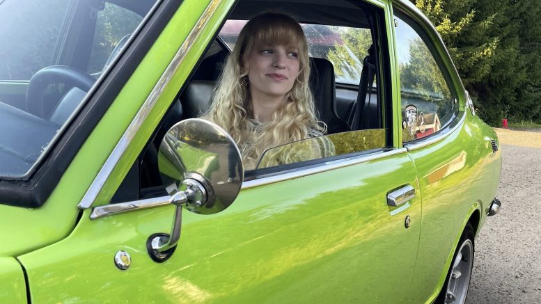 Koko maailma katosi -lyhytelokuvaa kuvattiin viime kesänä muun muassa Haukiputaalla. Kuvassa tuottaja ja käsikirjoittaja Anna Tuovinen. Kuva: Janette Husso