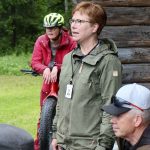 Suomen metsäkeskuksen projektipäällikkö Satu Räsänen puhui Kiiminkijoen valuma-alueen ympäristön parantamisen koordinaatiohankkeesta ja sen tavoitteista Myllysaaren laavulla.