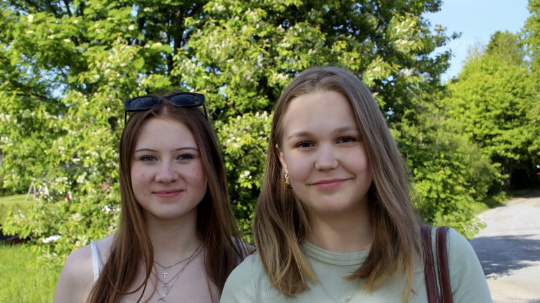 Kellolaiset Vanessa Lalli ja Helmi Vainionpää ovat sitä mieltä, että kesätyöt ovat nuorille tärkeitä työkokemuksia. Kuva: Helmi Jaara