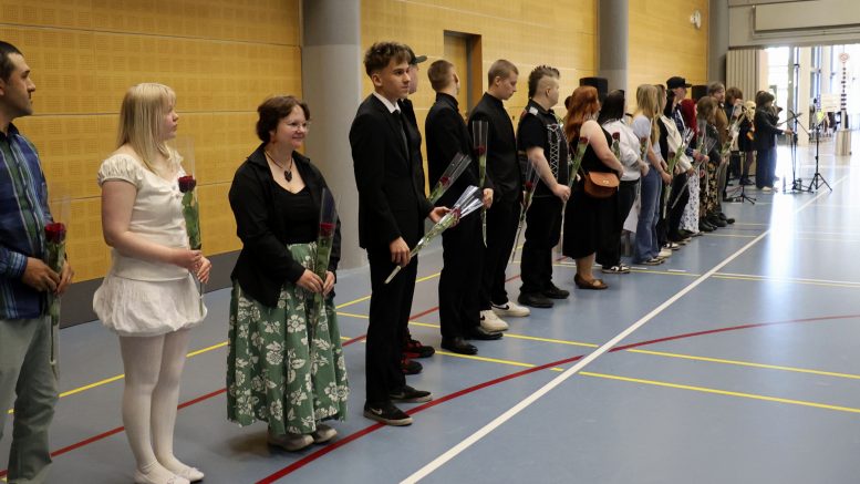 Paikalla olleet lukuvuoden aikana valmistuneet kukitettiin kevätjuhlassa. Kuvat: Tuija Järvelä-Uusitalo