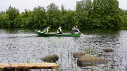 Marjukka Manninen, Janne Puolitaival ja Jonne Karinkanta veivät veneen koeajolle.