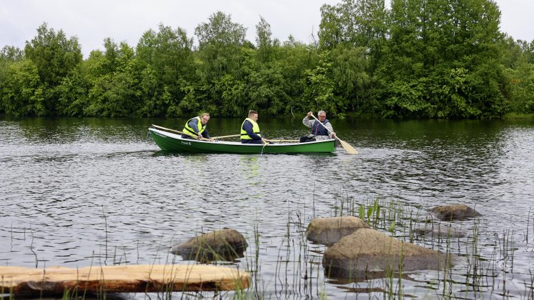 Marjukka Manninen, Janne Puolitaival ja Jonne Karinkanta veivät veneen koeajolle.