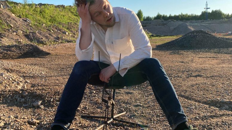 Väisäseltä ilmestyy uutta musiikkia. Tarinat hän ammentaa omista kokemuksistaan. Kuva: Pentti Amore.