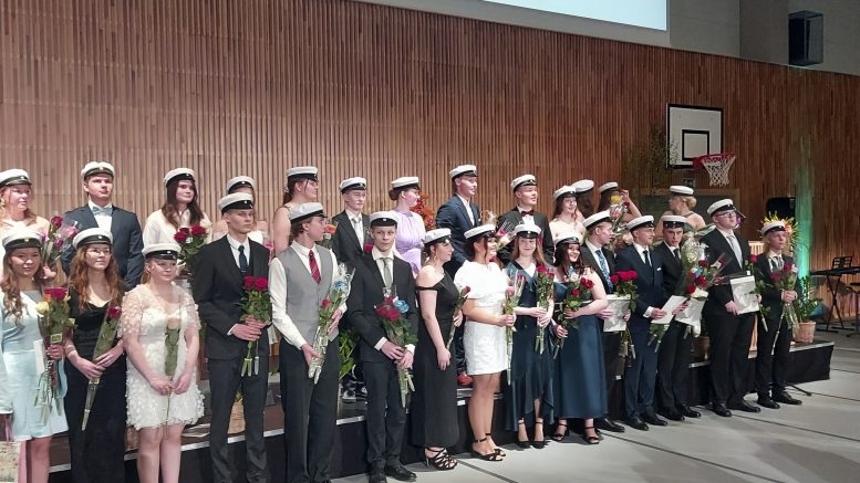 Iissä 29 uutta ylioppilasta saivat lakkinsa. Kuva: Tuomas Kulha