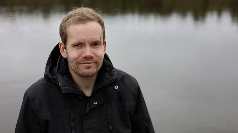 Perttu Hintsala kertoi Rantapohjan kesälehdessä tavoitteestaan uida Oijärvi päästä päähän. Nyt uinti on toteutumassa.