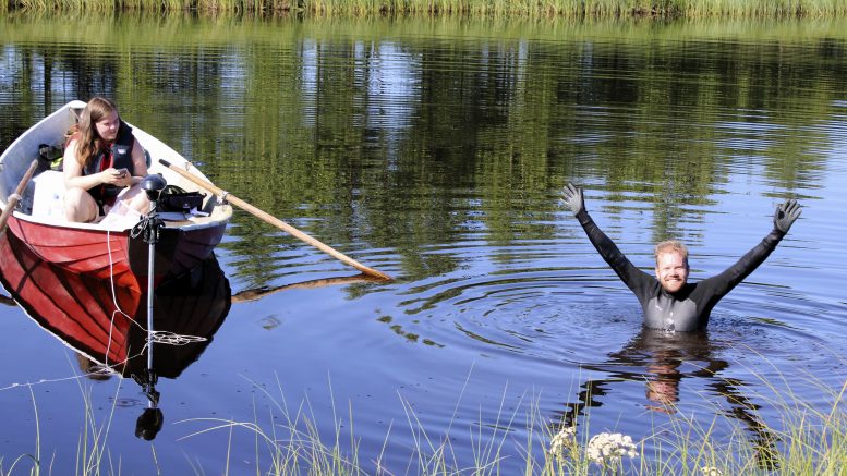 Pitkään suunnitellun uintimatkan käynnistyessä oli hymy herkässä. Veneellä lähti Hintsalan reissua turvaamaan ja tarvikkeita kuljettamaan Reetta Vähä. Kuvat: Ismo Piri